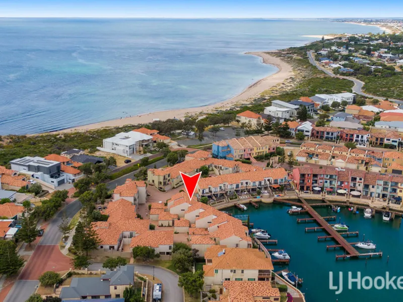 135m2 Canal Townhouse With Double Garage & 8m Jetty Opposite Avalon Beach