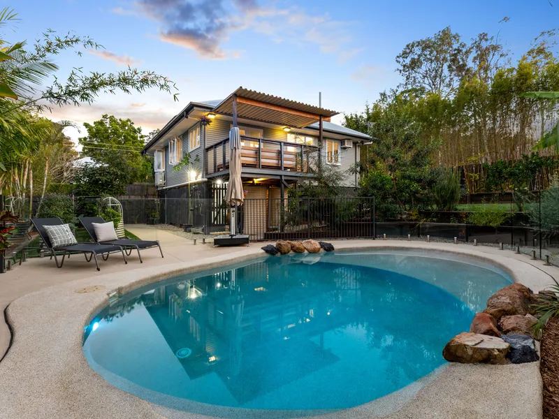 CHARMING CHARACTER WITH PICTURE PERFECT OUTDOOR