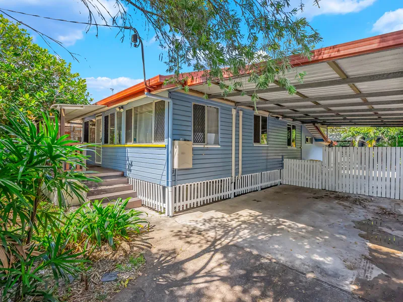 Coastal Cottage | One street back from the beach