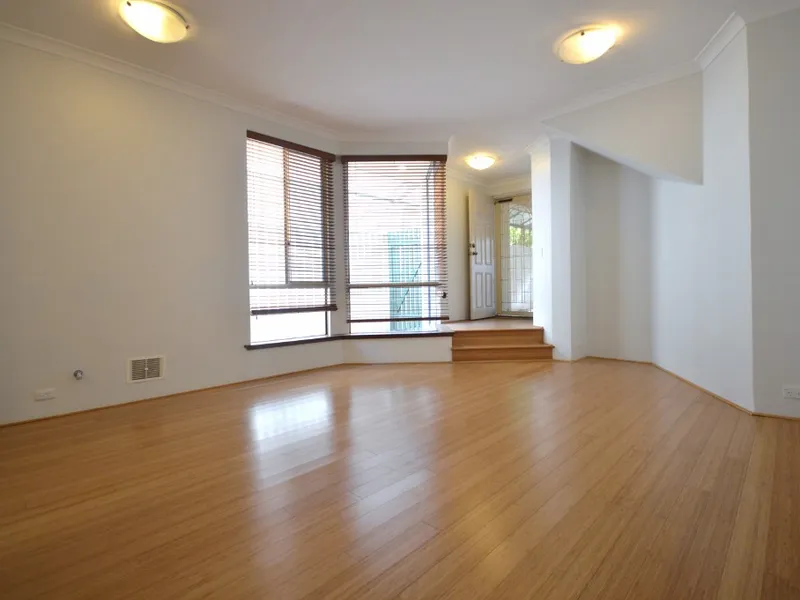 AMAZING 3X2X3 TOWNHOUSE IN A GREAT LOCATION!