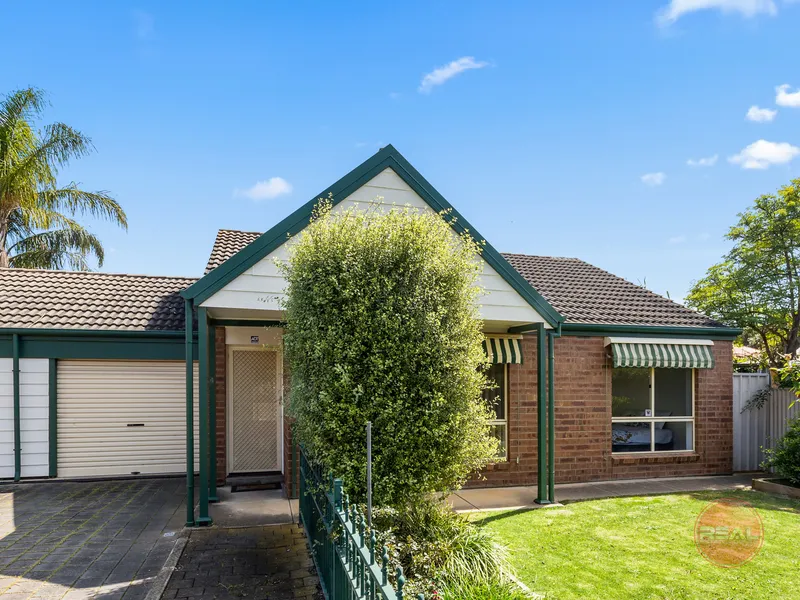 Reserves, Shopping, Cafe's, Beach, Tram - It's all close by!