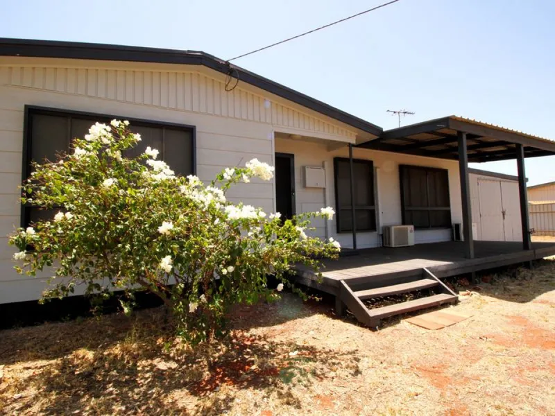 Neat and tidy 3 x 1 home!