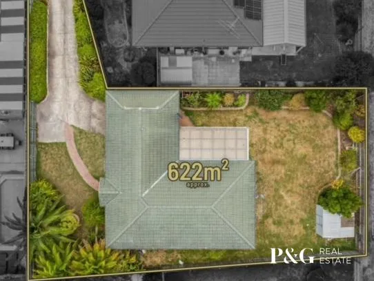 Walk To The Local Shops & Schools From This Central Beauty!