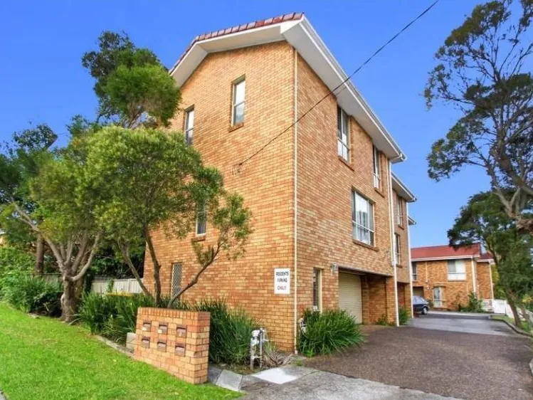 2 bedroom townhouse - Close to everything + double automatic garage!