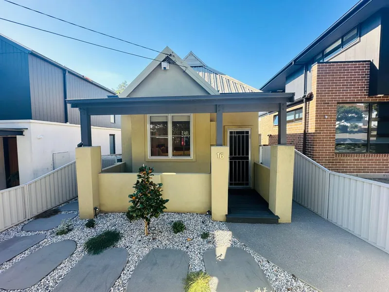 Modern 3 Bedroom House in Carlton