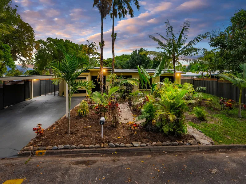 Beach Living - 5 Bedrooms, 2 bathrooms - In-ground Pool