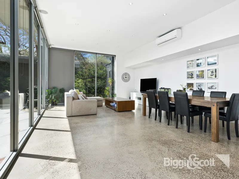FULLY RENOVATED EXECUTIVE FAMILY RESIDENCE ON THE BANKS OF THE YARRA