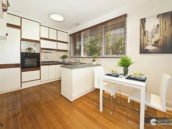 Excellent Location With Great Amenities in Glen Huntly!