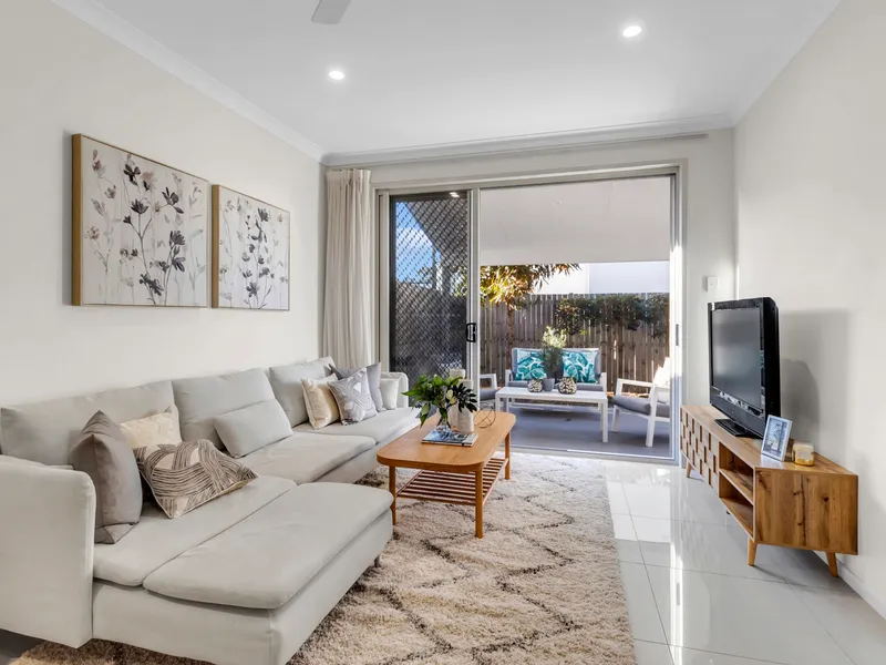 Luxurious 3brm + study townhouse within Stretton College catchment