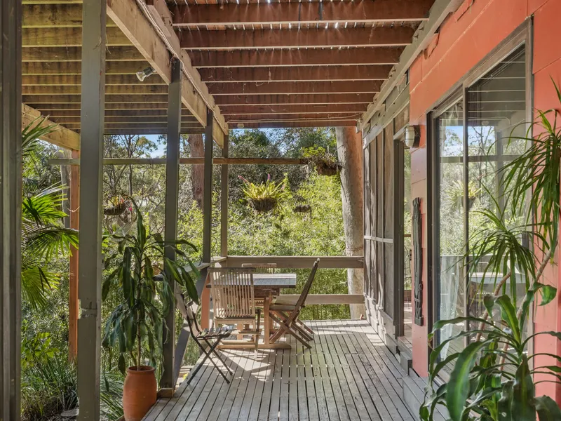 Large sunny apartment in lower half of house. 200m from beach.