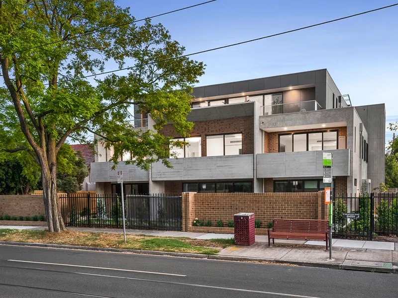 BRAND NEW HIGH END EXECUTIVE RESIDENCE WITH LARGE BACK YARD | HODGES CAULFIELD