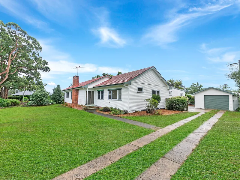 Renovated Large Family Home – Walk to Hills Grammar