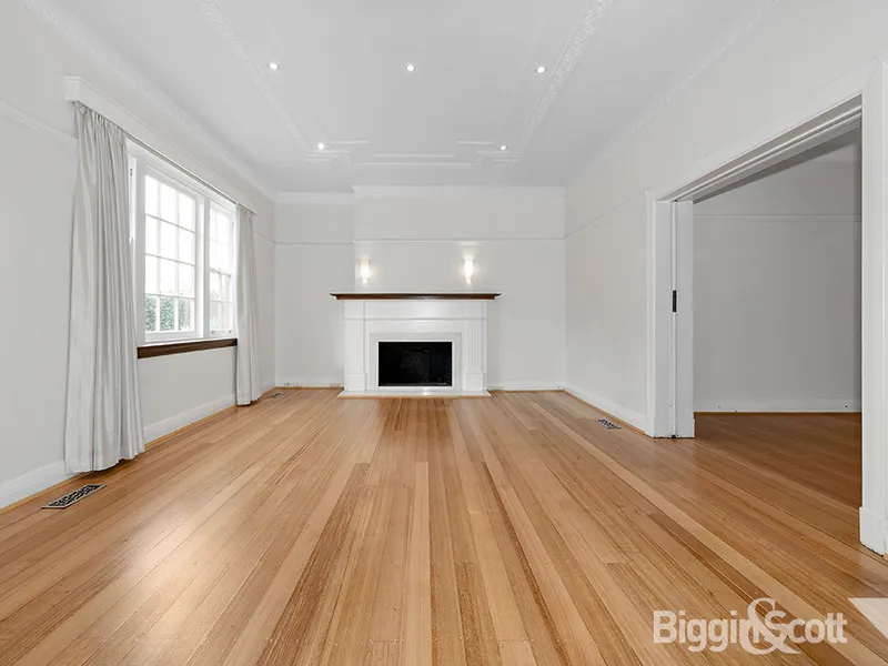 Renovated Tudor Apartment As Large As A House