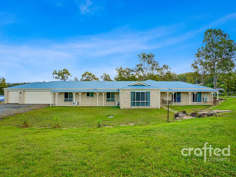 acreage life | Massive Family 6 Bedroom Home + 3 Car Garage (4526m2)