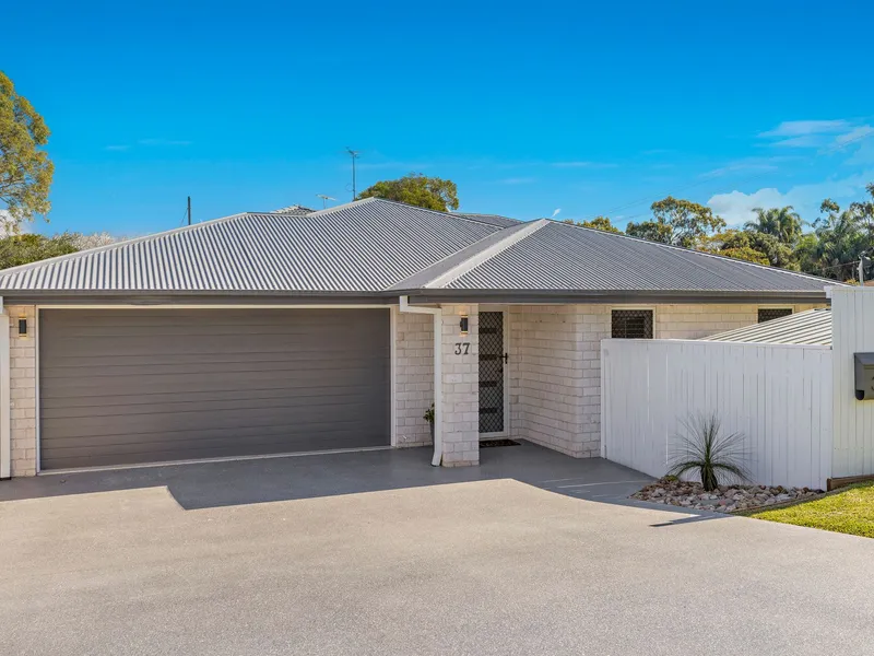 AS NEW LOW-SET CONTEMPORARY BY THE GOLF COURSE WITH SIDE ACCESS