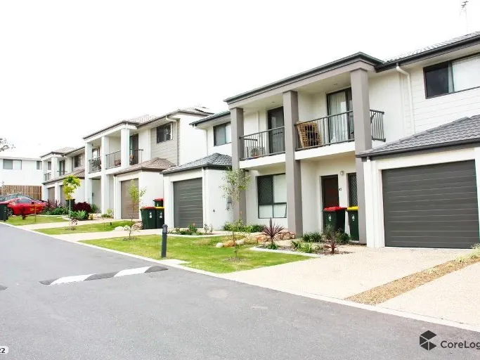 Morden Townhouse In Stretton School Catchment Area