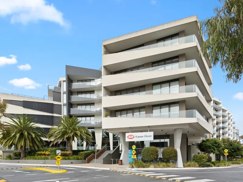 Sun-filled Sandy Hill Beauty