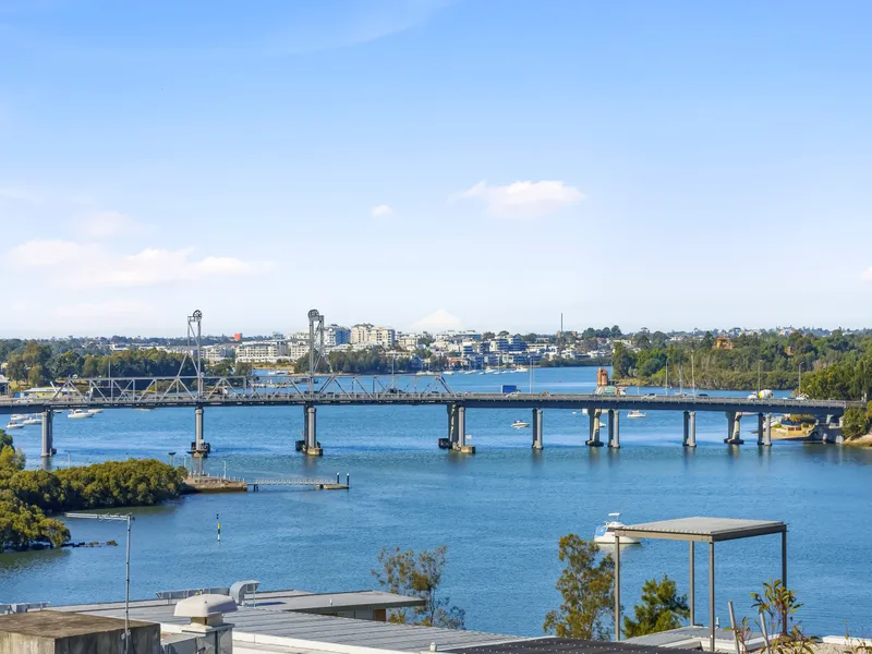 SPACIOUS DESIGN | PREMIUM LOCATION | TOP FLOOR WATERVIEWS