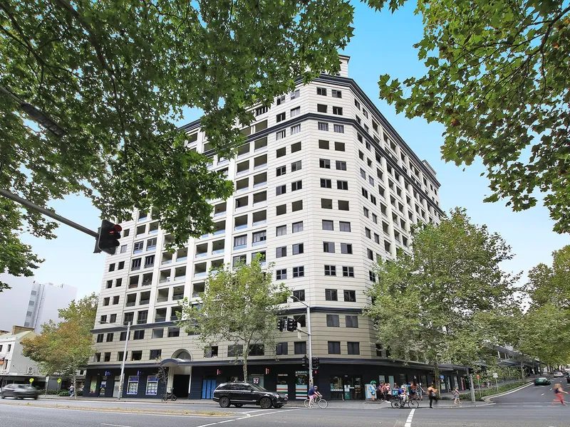 Oversized two bedroom apartment with Park View