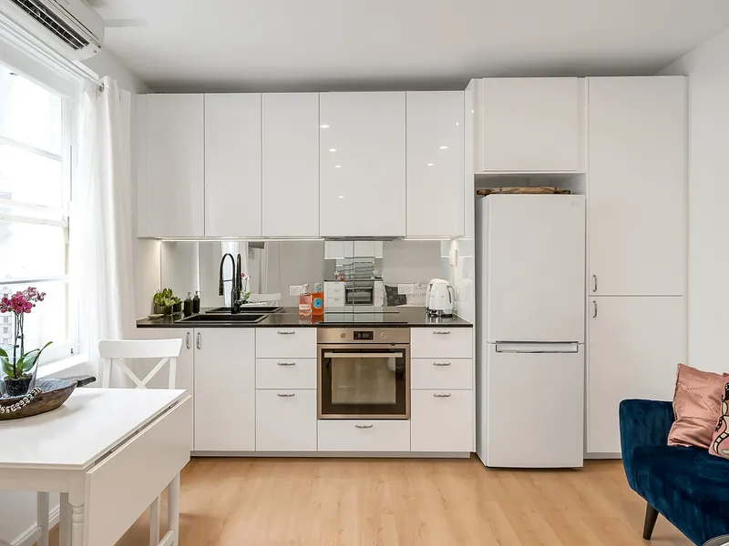 TOP FLOOR FULLY RENOVATED STRATA TITLE STUDIO IN POTTS POINT WITH AIRCON, READY TO MOVE IN!