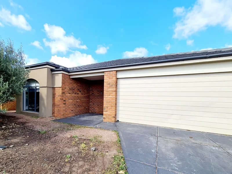 WALKING DISTANCE TO SCHOOLS & SHOPS!