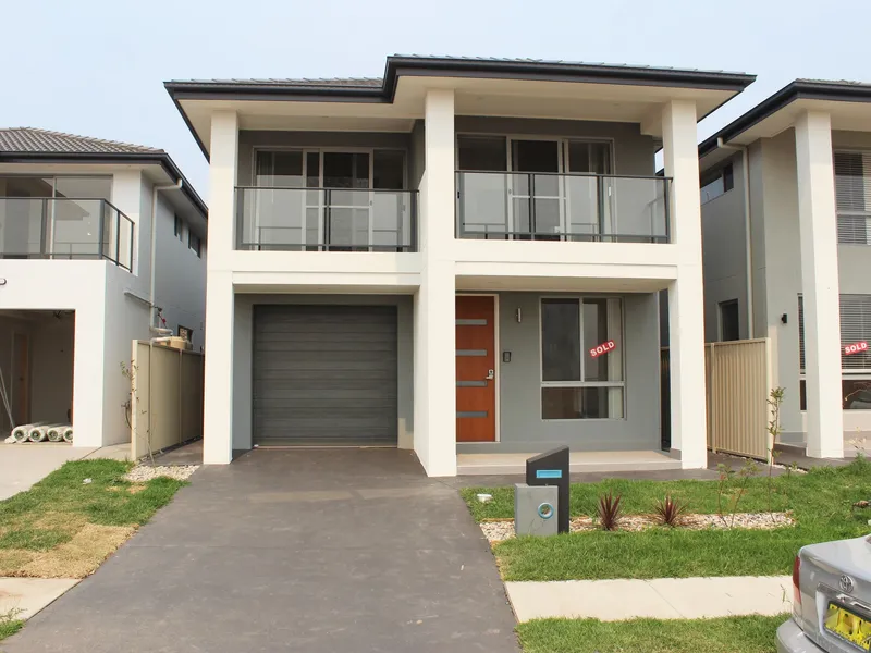 5 Bedroom Residence with guest room downstairs close to public transport and amenities