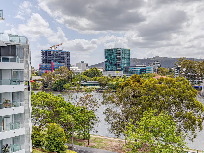 Water Edge - Modern 1-Bed Apartment!