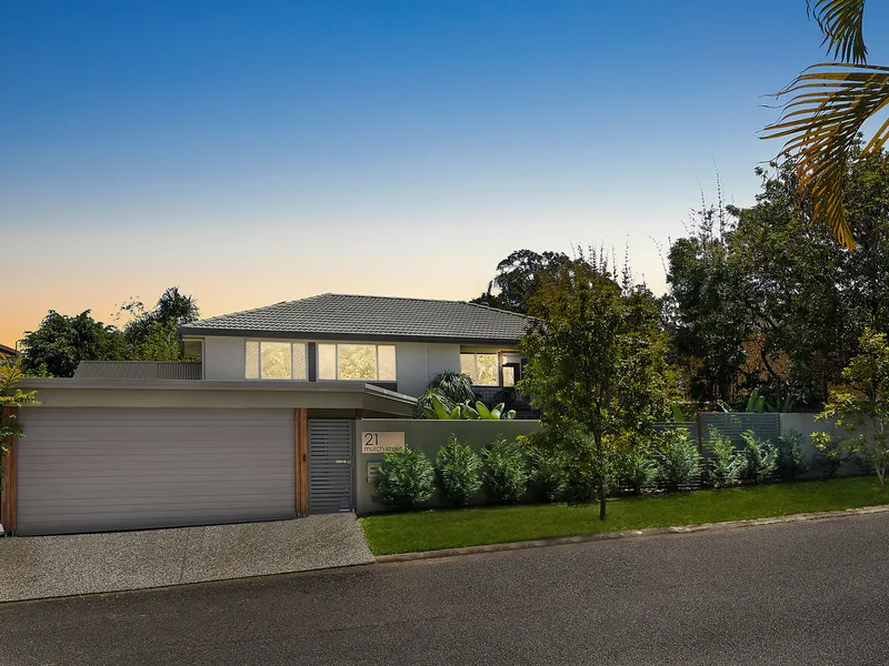 Elegant Entertainer in the prestigious Trouts Estate