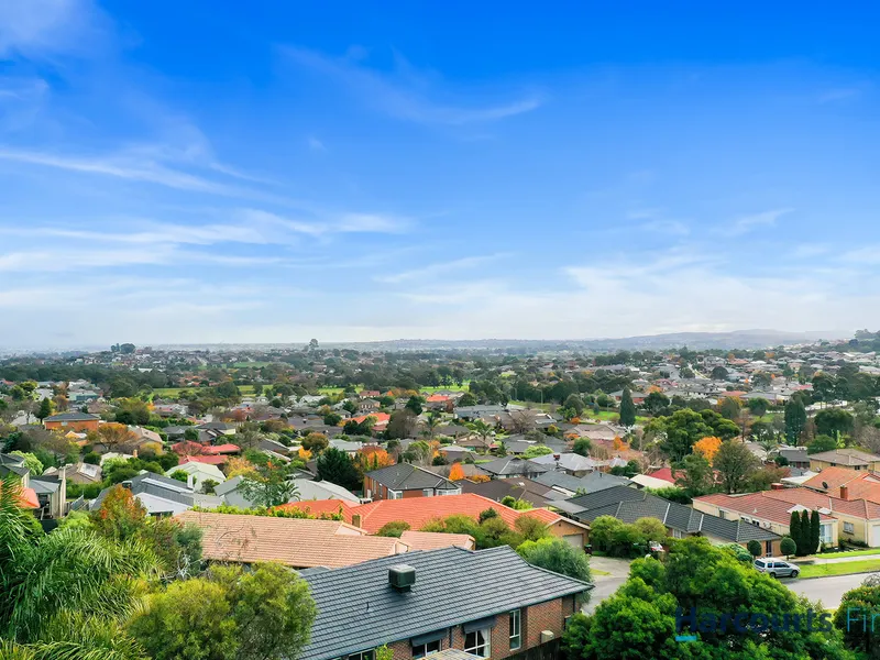 FAMILY ENTERTAINER WITH EXQUISITE VIEWS