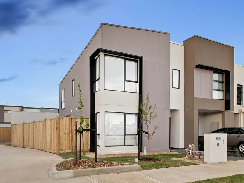 MOVE IN NOW! Brand new 3x2 corner townhouse with backyard access + $10,000 First Home Owner Grant Eligible