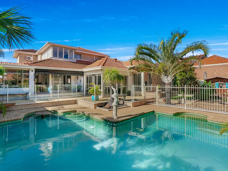 A LARGE AND LOW MAINTENANCE COASTAL CLASSIC