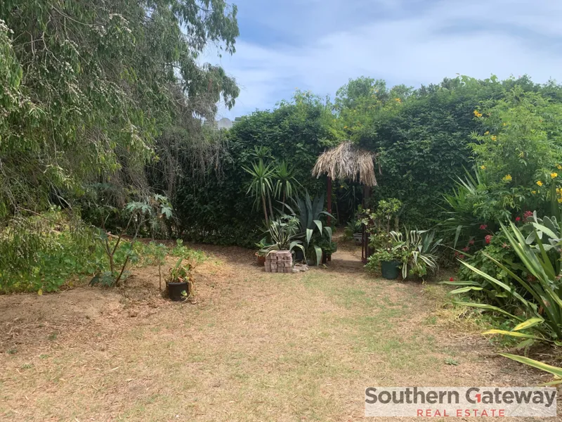 POTENTIAL PLUS IN LEAFY MEDINA...OWNERS WILLING TO NEGOTIATE...MUST BE SOLD.