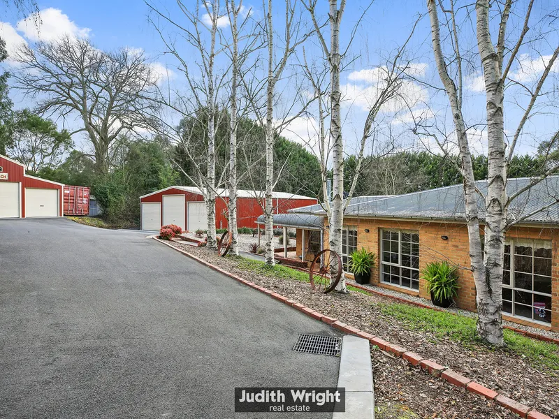 5 bedroom plus Study on Acreage plus Massive Shedding!