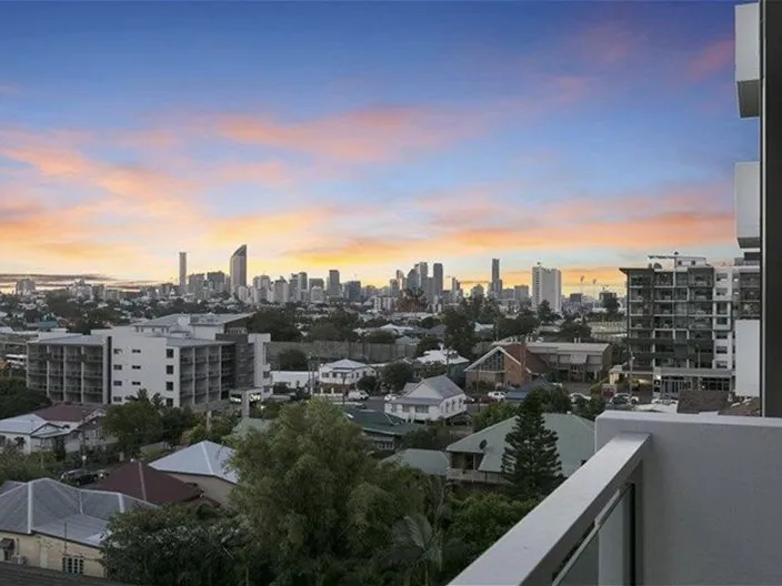 Modern & Stylish Apartment With City Views