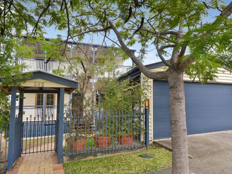 Beautiful Queenslander in convenient location!