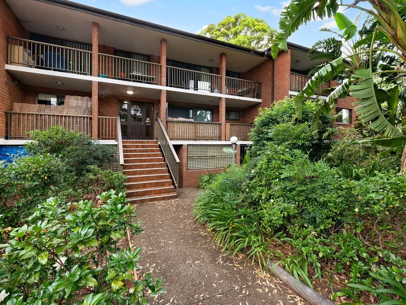 Light and spacious 2 bedroom unit surrounded by beautiful bushlands!