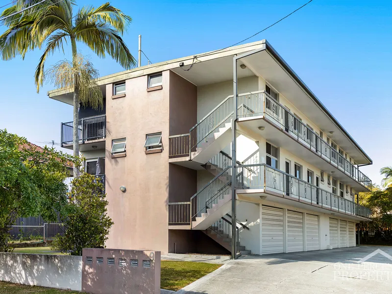 Well light, modern two bed unit in a convenient pocket of Kedron!