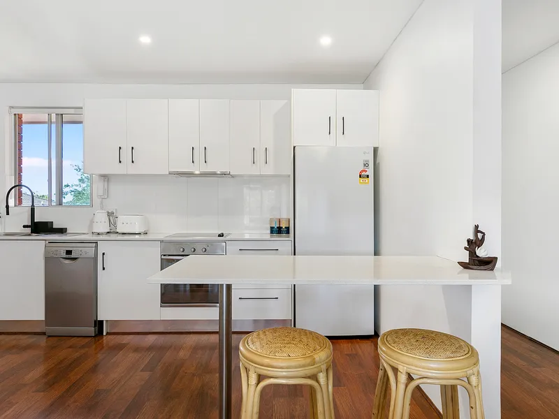 Stunning | Double brick | Top floor | Fully renovated apartment