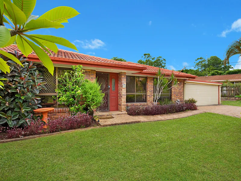 Walk to Schools + Pool + Side Access to 4-Bay Shed on 1071m2!