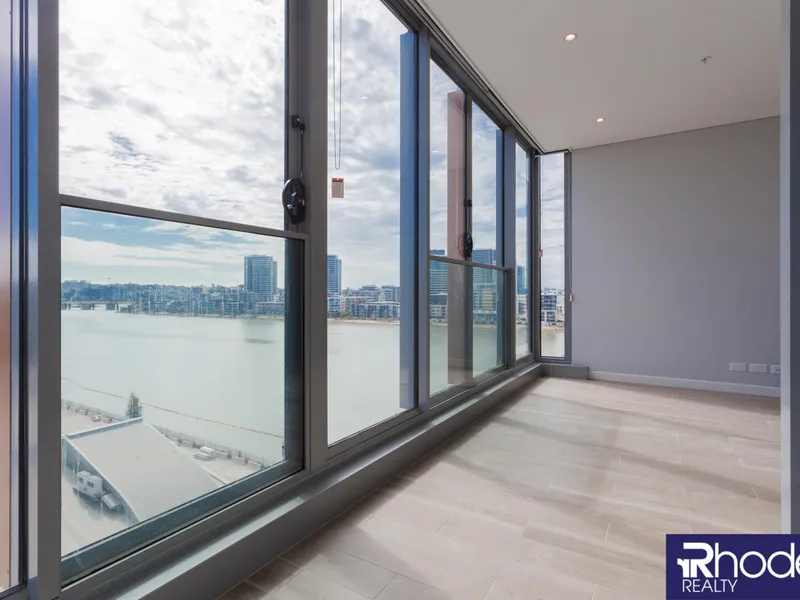 North facing apartment with sweeping water views in Sirius