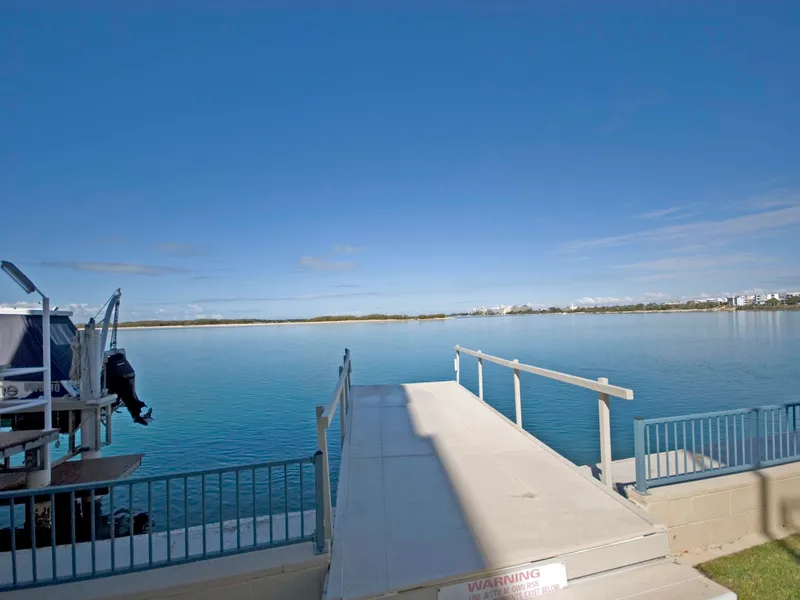 MALOJA AVENUE LIVING - LEAVE THE CAR IN THE GARAGE!