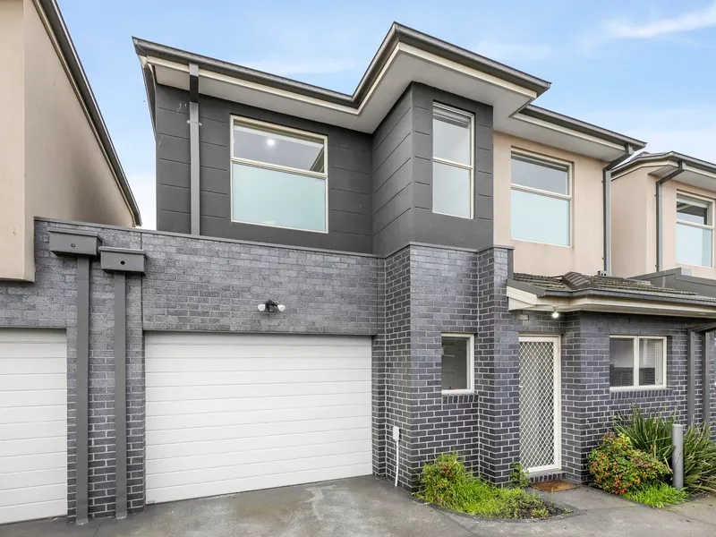 Elegant townhouse in the heart of hadfield.