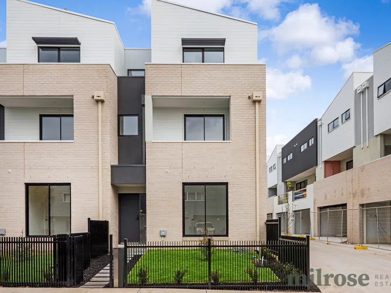 Luxurious Three-Storey Townhome close to the water