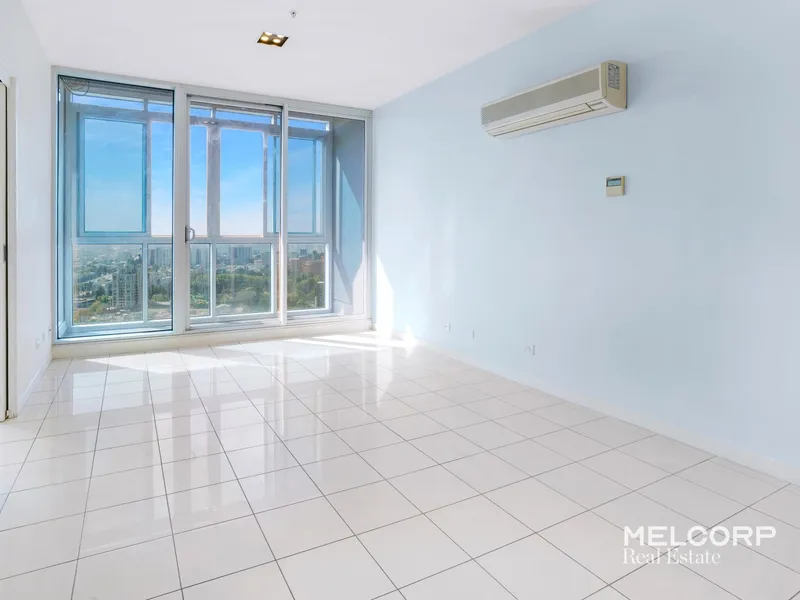 SENSATIONAL CITY VIEWS FROM THE 36th FLOOR! 