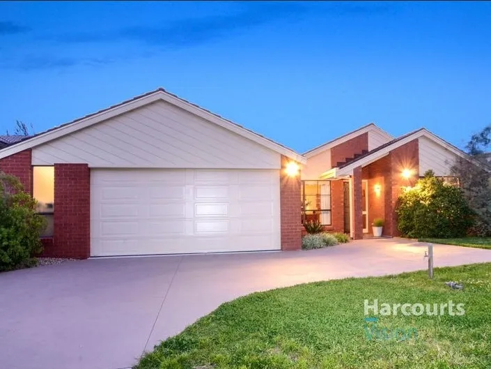 Large Family Home with Timeless Elegance!