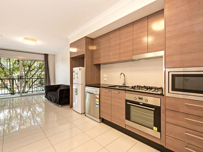 Great Location! Walk to UQ, City Cat, Bus & Shops! Spacious Apartment!