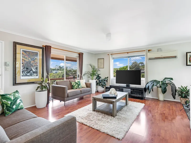 ELEVATED POSITION AT THE HEAD OF A QUIET CUL DE SAC