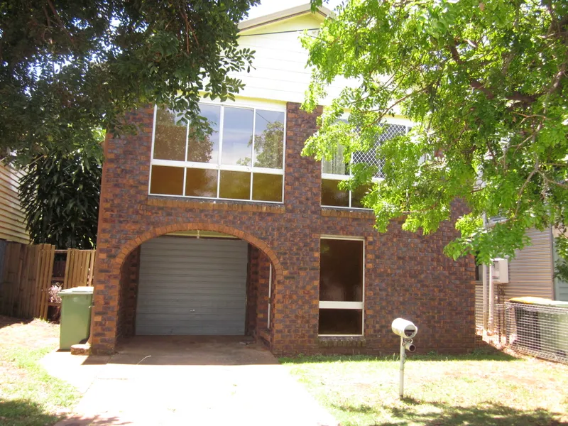 SCARBOROUGH VILLAGE PRECINCT! NEAR BEACH!