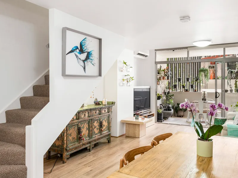 Modern Two Level Apartment With Inner City Convenience