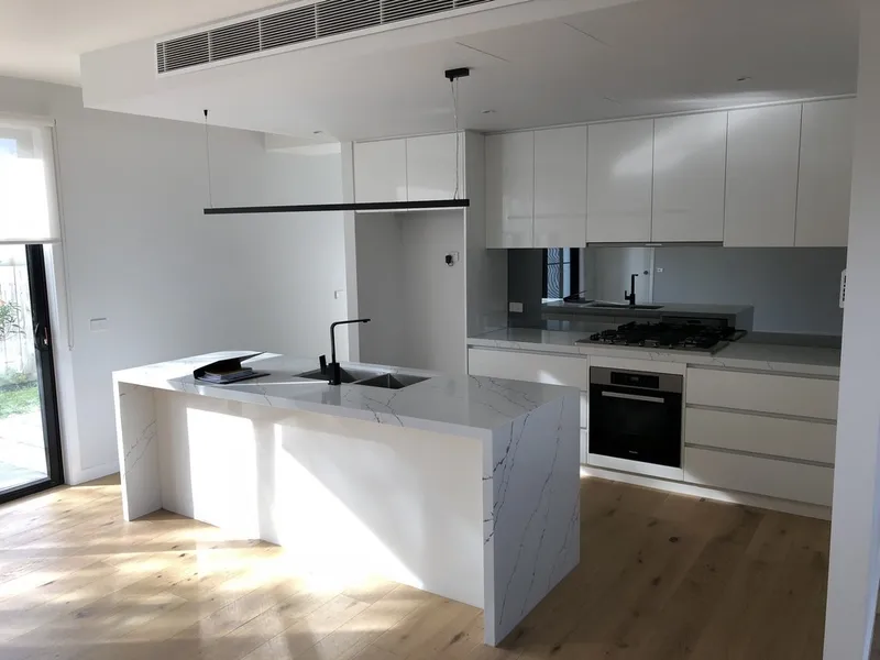 Please contact Molly Rogerson to arrange an inspection; sandringhampm2@hodges.com.au or 9598 1111